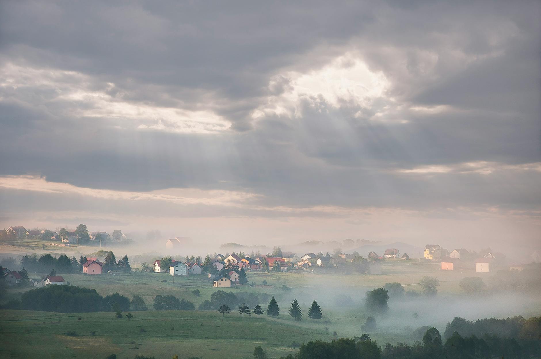 Malowniczy krajobraz Orzesza z zielonymi terenami i elementami śląskiej architektury.